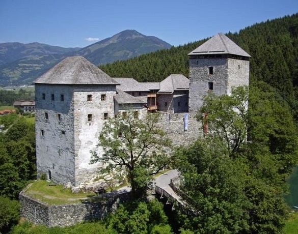 Замок Капрун