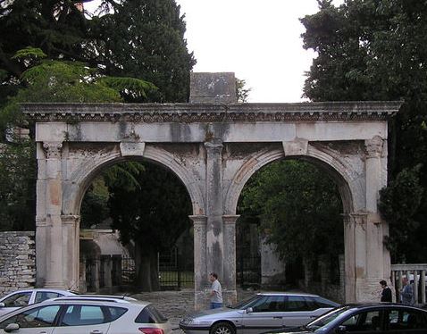 Twin Gate aka Double Gate aka Porta Gemini (Dvojna vrata) (Pula)